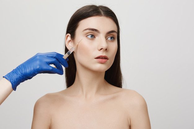 woman-beauty-salon-look-away-receive-bottox-face-injection
