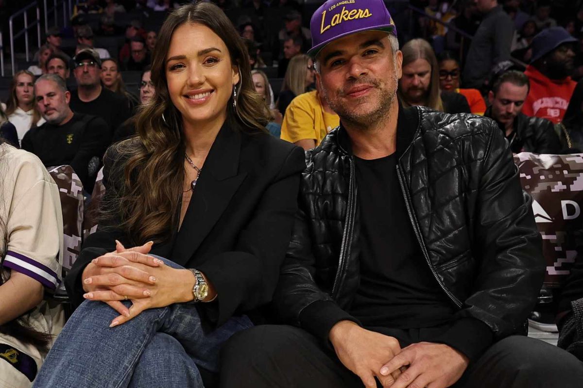 jessica alba with Cash Warren at game